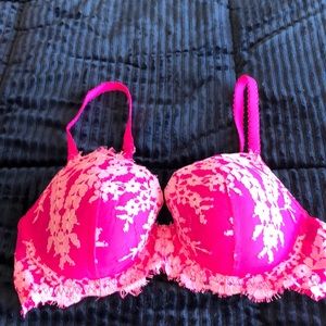Victoria’s Secret 32DD bra